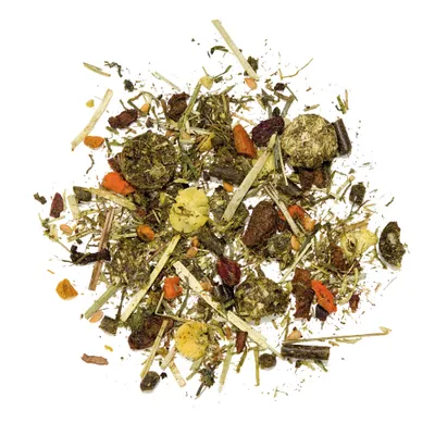 Gemisch aus getrockneten Kräutern, Gemüse und Pellets, verschiedene Farben und Formen sichtbar. Gemisch aus getrockneten Kräutern, Gemüse und Pellets, verschiedene Farben und Formen sichtbar.