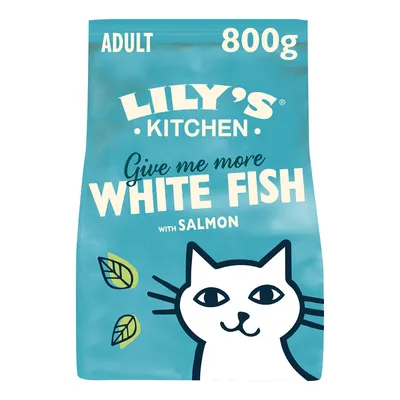 LILY'S KITCHEN Give me more WHITE FISH with SALMON ADULT 800g -kissanruokapakkaus, sininen tausta, piirros kissasta ja lehdistä. Kaikki näkyvä teksti englanniksi.