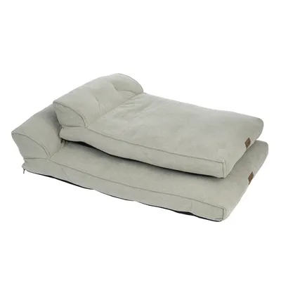 Deux coussins rectangulaires gris clair avec dossier surélevé, empilés l’un sur l’autre, étiquette en tissu visible sur le coin inférieur droit de chaque coussin.