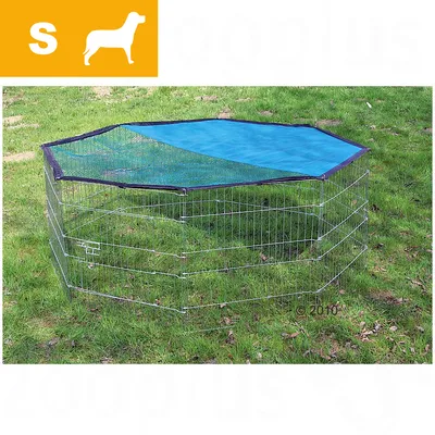 Metallinen koira-aitaus, jossa sininen verkkokatto. Yläkulmassa oranssi S-koko merkki ja koiran siluetti. Aitaus sijoitettu nurmikolle ulkona. Metallinen koira-aitaus, jossa sininen verkkokatto. Yläkulmassa oranssi S-koko merkki ja koiran siluetti. Aitaus sijoitettu nurmikolle ulkona.