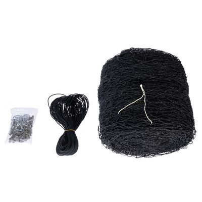 Czarna siatka, rolka ze sznurkiem i worek z metalowym hakiem. Widoczne akcesoria do montażu lub mocowania.