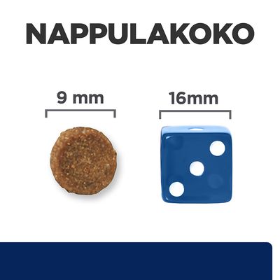 Nappulakoko: nappula 9 mm, vertailuna sininen noppa 16 mm. Teksti: NAPPULAKOKO, 9 mm, 16 mm.