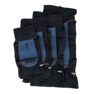Vier schwarze Hundemäntel mit blauen Einsätzen und reflektierenden Streifen in verschiedenen Grössen, jeweils mit verstellbarem Gürtel und Reissverschluss.