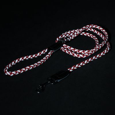 Guinzaglio intrecciato per cani rosso e bianco con gancio in metallo nero e dettagli in pelle.