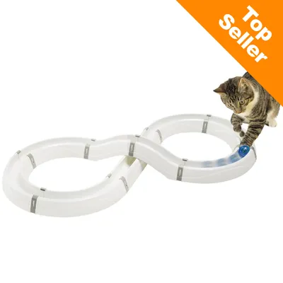 Kattenspeelbaan in achtvorm met blauwe bal, kat speelt ermee. Oranje hoeklabel met witte tekst: Top Seller.