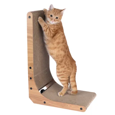 Έπιπλο ξυσίματος από ξύλο με επιφάνεια από σιζάλ, χρησιμοποιείται από πορτοκαλί γάτα. Κατάλληλο για ξύσιμο και παιχνίδι.