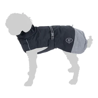Manteau pour chien noir et gris avec boucle de fermeture, logo NT visible sur le côté. Matière textile, sangle réglable sur le dos.