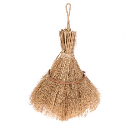 Ręczna miotła z materiałów naturalnych z pętlą do zawieszenia, brązowe włosie i drewniana rączka.