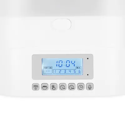 Digitalt display med klokkeslæt 10:04, portionsindstilling og måltidsvalg fra 1 til 6. Betjeningsknapper til måltider, portionsstørrelse, timer og mikrofon synlige.