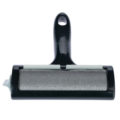 Удалитель шерсти животных с черной ручкой и серой рабочей поверхностью, подходит для удаления шерсти с мебели и текстиля.