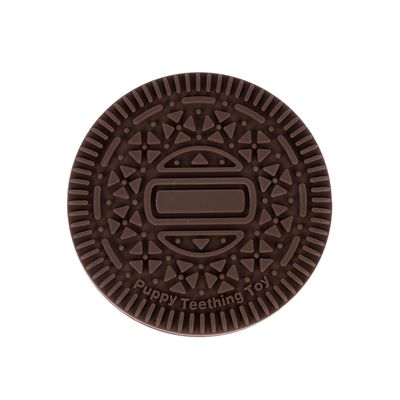 Brunt tuggleksak i form av en kaka med texten 'Puppy Teething Toy'.