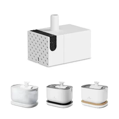 Fontaine à eau PETKIT avec trois modèles différents et un filtre de rechange visible en gros plan, matériaux visibles : plastique et mousse noire.