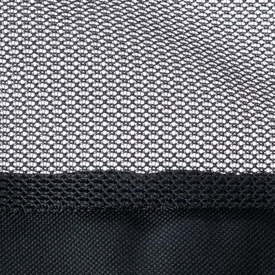 Primo piano di un materiale a rete nero con struttura a maglie fini e tessuto solido sottostante.