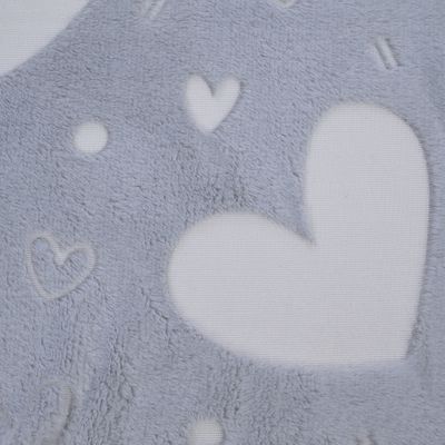 Szürke anyag szív- és pöttyös mintákkal, dekoratív célokra vagy textíliákhoz alkalmas.