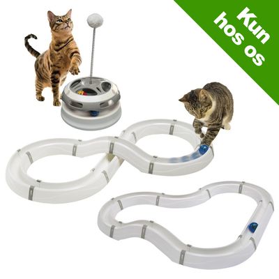 To katte leger med hvidt aktivitetslegetøj med kuglebane og bold på fjeder. Grøn tekst i hjørnet: Kun hos os.