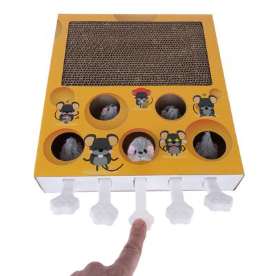 Giocattolo con superficie gialla, nove fori e topi di peluche. Quattro leve bianche sotto, dito preme una leva.