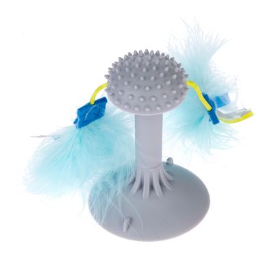 Sivá hračka s nopkovou štruktúrou a dvoma modrými perami na žltých stužkách, vhodná na interaktívne hranie.