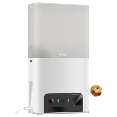 Petcube Gerät mit Kamera und Leckerli-Auswurf, geeignet für interaktive Haustierüberwachung und Belohnung.