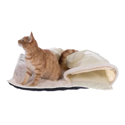 Kattenligbed met beige stof en zachte vulling, geschikt om op te liggen of te verstoppen. Afgebeeld is een oranje kat op het ligbed.