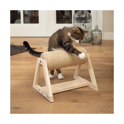 Kat krabt aan een krabspeeltje van hout met een rol van sisaltouw. Geschikt voor bezigheid en verzorging van de nagels.
