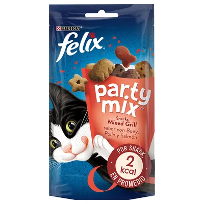Purina felix party mix Snacks Mixed Grill, sabor con buey, pollo y salmón. Por snack 2 kcal en promedio. Envase con ilustración de gato y snacks visibles.