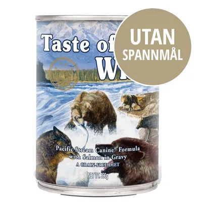 Burk med Taste of the Wild Pacific Stream Canine Formula with Salmon in Gravy, text: UTAN SPANNMÅL, A GRAIN-FREE DIET, nettovikt 390 g synlig på etiketten.