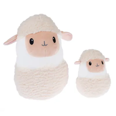 Twee pluchen speeltjes in de vorm van een schaap, één groot en één klein, met beige vacht en witte details.