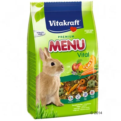 Опаковка Vitakraft Premium Menu Vital за зайци, с изображение на заек, зеленчуци и текст: VITAMINS, DENTAL, HIGH FIBRE, ODOUR STOP. Видими са моркови и тиква.