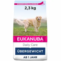 Sac de croquettes Eukanuba Daily Care 2,3 kg, texte en allemand : ÜBERGEWICHT, AB 1 JAHR, avec photo d’un chien adulte. Mention Wieder verschliessbar sur l’emballage.