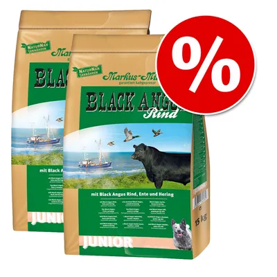 To sække Markus-Mühle Black Angus Rind Junior tørfoder, 15 kg, med synlig tekst: mit Black Angus Rind, Ente und Hering. Stor rød procent-tegn viser tilbud. To sække Markus-Mühle Black Angus Rind Junior tørfoder, 15 kg, med synlig tekst: mit Black Angus Rind, Ente und Hering. Stor rød procent-tegn viser tilbud.
