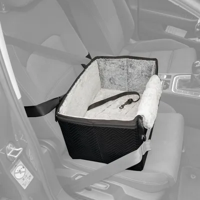 Schwarzer Autositzkorb mit weicher, grauer Innenpolsterung und Sicherheitsgurtbefestigung, inklusive Karabinerhaken zur Sicherung.