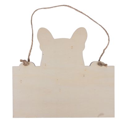 Plaque en bois clair à suspendre, forme de tête d’animal avec oreilles pointues, cordelette attachée aux coins supérieurs. Aucun texte ou motif visible.