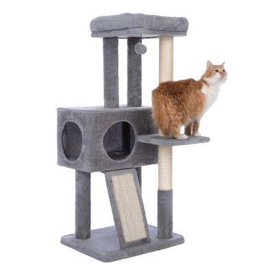 Grijze krabpaal met meerdere niveaus, grot, sisal krabvlak en speelbal. Rode kat staat op een platform.