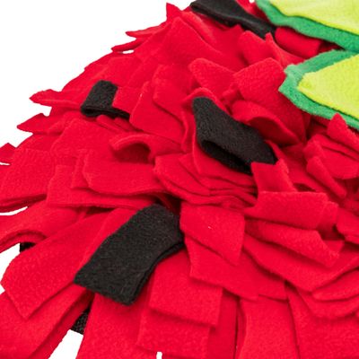 Gros plan sur des bandes de tissu rouge, noir et vert en polaire, disposées en couches épaisses. Aucun texte ou marque visible.