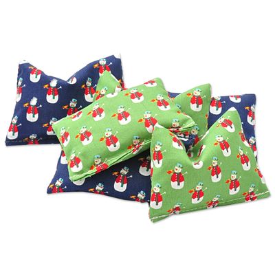 Viacero malých látkových vankúšikov so snehuliakovým motívom v zelenej a modrej farbe. Vhodné ako hračka alebo dekorácia.