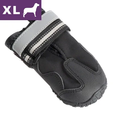 Sort hundesko i størrelse XL med grå refleksrem og synlige forstærkninger, tekstfelt øverst til venstre: XL med hvid silhuet af hund. Sort hundesko i størrelse XL med grå refleksrem og synlige forstærkninger, tekstfelt øverst til venstre: XL med hvid silhuet af hund.