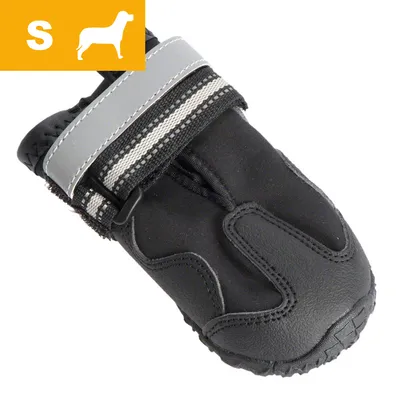 Sort hundesko i størrelse S med grå refleksrem og forstærket sål, synlig silhuet af hund og bogstavet S i gul hjørneboks.