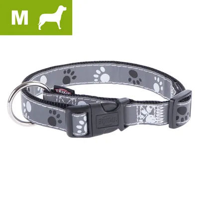 Trixie hundehalsbånd størrelse M, gråt med sorte og hvide poteaftryk, plastikspænde og metalring synlige. Trixie hundehalsbånd størrelse M, gråt med sorte og hvide poteaftryk, plastikspænde og metalring synlige.