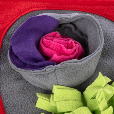 Legetæppe af fleece med farverige stofelementer i grå, rød, lilla, pink og grøn. Velegnet til interaktiv leg eller snusetræning.
