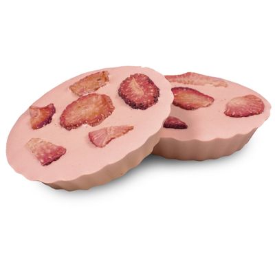 Два розовых круглых лакомства для собак с кусочками сушёной клубники на поверхности.