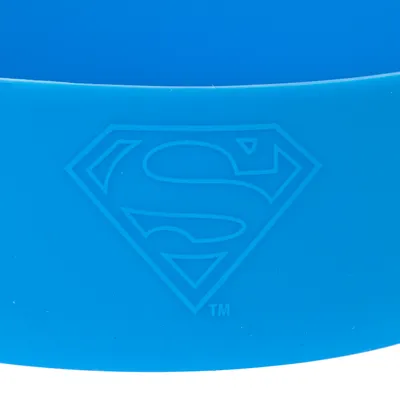 Bol albastru cu logo-ul Superman gravat pe suprafață.