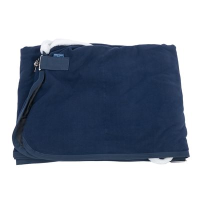 Nomad Tales coperta per cani in blu scuro con fodera interna bianca e cinturino di chiusura.