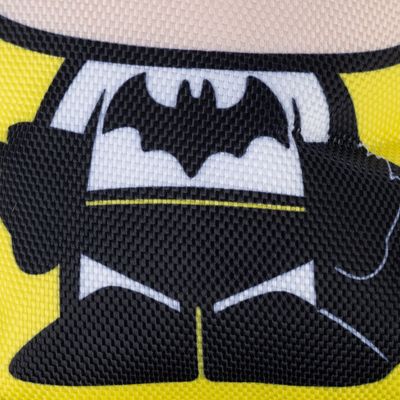 Prim-plan cu un logo Batman pe un design din material textil galben și negru.
