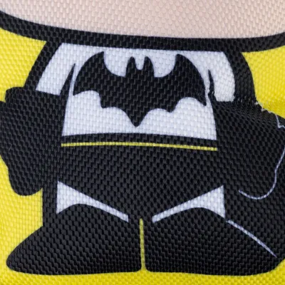 Lähikuva Batman-logosta keltaisessa ja mustassa kangasdesignissa.