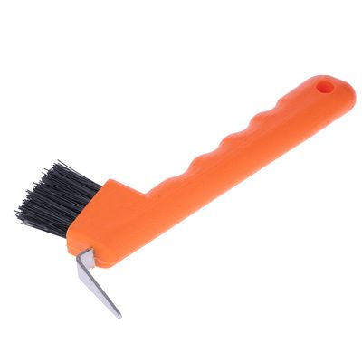 Hufkratzer s oranžovou plastovou rukoväťou a čiernymi štetinami, s kovovým hrotom na čistenie kopýt.