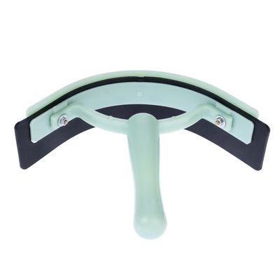 Groene kunststof handgreep met gebogen mes en zwarte rubberen lip, geschikt voor reiniging of verzorging.