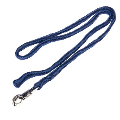 Pletené modré vodítko se stříbrnou karabinou, vhodné pro potřeby domácích mazlíčků.