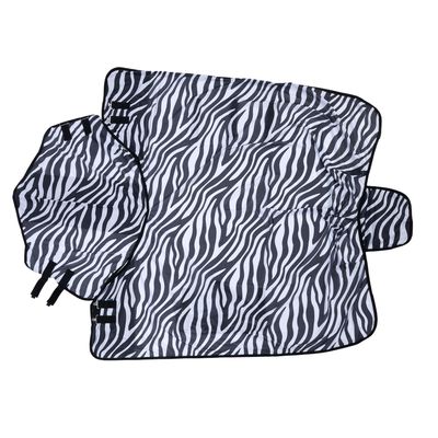 Coperta protettiva per auto a righe nere e bianche con motivo zebra, cinture regolabili ed elementi di fissaggio visibili.