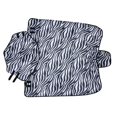 Zwart-wit gestreepte autoschondeken met zebra-patroon, verstelbare riemen en bevestigingselementen zichtbaar.