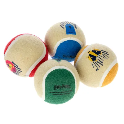 Lot de 4 balles en feutre avec motifs colorés et texte visible Harry Potter, bandes rouges, vertes, bleues et jaunes, illustrations inspirées de l’univers Harry Potter.